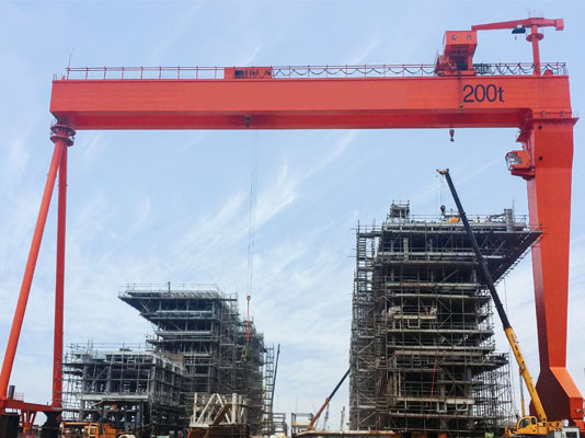 Shipbuilding gantry crane